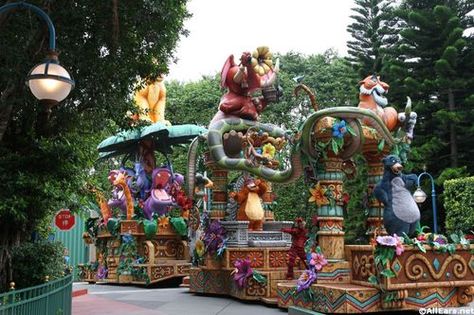 Could make totem poles out of cardboard boxes Book Parade, Disney Jungle Book, Parade Design, Jungle Book Disney, Disney Parade, Disney World Rides, Totem Poles, Christmas Float, Parade Float