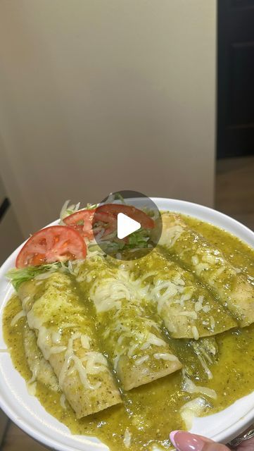 MOSBEEE✍🏼 | Enchiladas verdes 😍🍃 | Instagram Enchiladas Salsa Verde, Mexican Green Enchiladas, Las Palmas Green Enchilada Sauce Recipes, Enchiladas Video, Carne Asada Enchiladas Recipe, Enchiladas Chicken Green, How To Make Green Enchilada Sauce, How To Make Green Enchiladas, Green Enchiladas Recipe