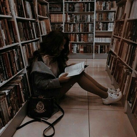 Faceless Black Woman Aesthetic, Black Woman Aesthetic Faceless, Faceless Black Woman, Dark Academia Girl, Faceless Photos, Girl Faceless, Black Academia, Faceless Pics, Woman Aesthetic