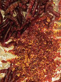 The Rusted Vegetable Garden: How to Oven Dry/Dehydrate Cayenne Peppers from the Garden (In Pictures) Pickle Veggies, Cucumbers Growing, Hot Pepper Recipes, Pickled Peppers, Dried Peppers, Garden Vegetables, Herb Recipes, Growing Veggies, Hot Peppers