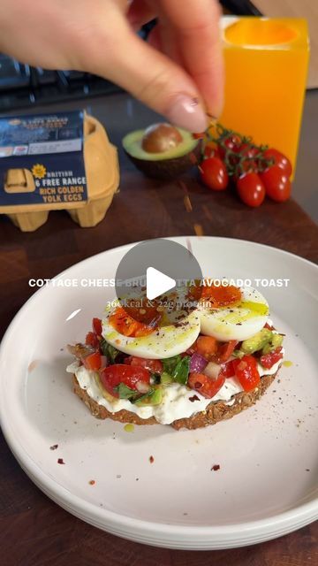 Cottage Cheese Bruschetta, Meals High In Protein, Cheese Bruschetta, Emily English, Veggie Breakfast, Mediterranean Diet Plan, Eat A Lot, Garlic Clove, Filling Breakfast