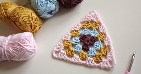 How to make a classic crochet granny bunting triangle. Granny Triangle, Crochet Shawl Diagram, Squares Crochet, Crochet Bunting, Crochet Motif Patterns, Crochet Triangle, Crochet Hexagon, Crochet Blog, Bobble Stitch