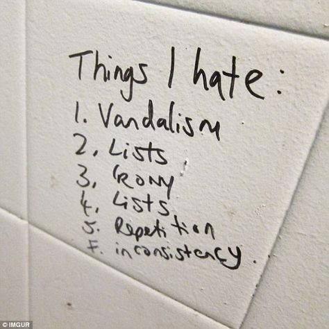 Bathroom Graffiti, Toilet Humor, You Had One Job, Memes Humor, Funny Art, Funny Laugh, Bathroom Wall, Funny Texts, Funny Images