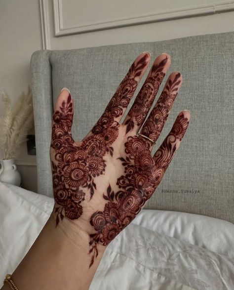 Mehndi Designs Fingers, Finger Mehendi, Finger Mehendi Designs, Henna Designs Back, Mehedi Design, Mahendi Designs, Henna Inspo, Front Mehndi Design, Dot Rangoli