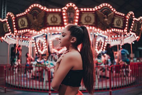 Amusement park, theme park, human and person | HD photo by JoelValve (@joelvalve) on Unsplash Carousel Photoshoot, Carnival Photo Shoots, Fair Pictures, Carnival Photography, Hairstyles Theme, Fair Photography, Spring Photoshoot, Closure Wigs, Park Pictures