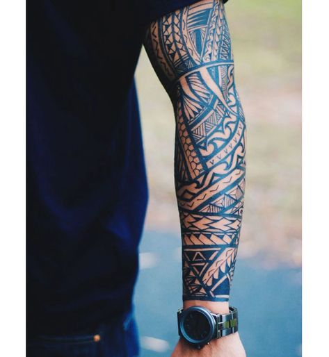 Tatouage sexy pour homme : le tatouage polynésien Maori Tattoos, Polynesian Tattoos, Marquesan Tattoos, Maori Tattoo Designs, Cool Arm Tattoos, Forearm Tattoo Design, Forearm Sleeve Tattoos, Inspiration Tattoos, Shoulder Tattoos