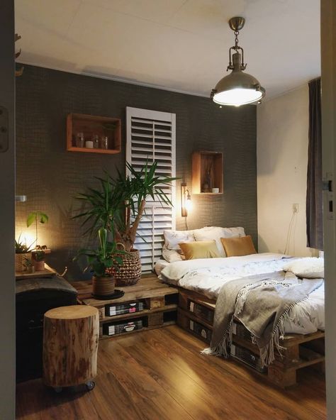 Pallet Bedroom Ideas Small Spaces, Pallet Bedroom Ideas, Grey Boho Bedroom Ideas, Wooden Pallet Beds, Pallet Bed Frame, Diy Pallet Bed, Pallet Beds, Pallet Bed, Rustic Bedroom Decor