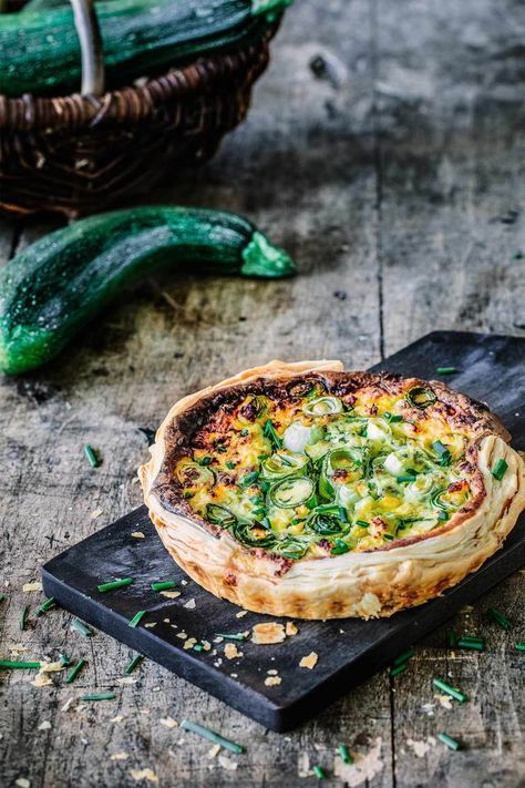 Blätterteig Zucchini Tarte Zucchini Tarte, Pesto Dip, Exotic Food, Yummy Dips, Fresh Salads, Budget Meals, Savoury Dishes, Creative Food, Veggie Recipes