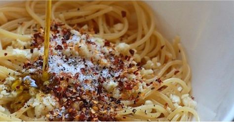 Translated: spaghetti with garlic, oil, and chili pepper flakes. This is the kind of meal that makes you stop and think that the simplest foods are often Pasta And Sauce, Spaghetti Aglio Olio, Spaghetti Aglio, Easy Spaghetti, Aglio Olio, Popsugar Food, Garlic Pasta, Garlic Olive Oil, Easy Pasta Recipes