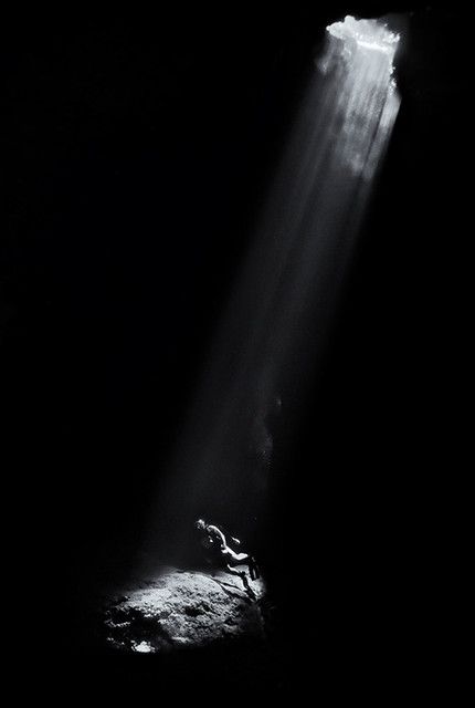 Light Concept, Foto Art, Dark Photography, Underwater Photography, Chiaroscuro, Black And White Photographs, Beautiful Photography, Light And Shadow, Black And White Photography