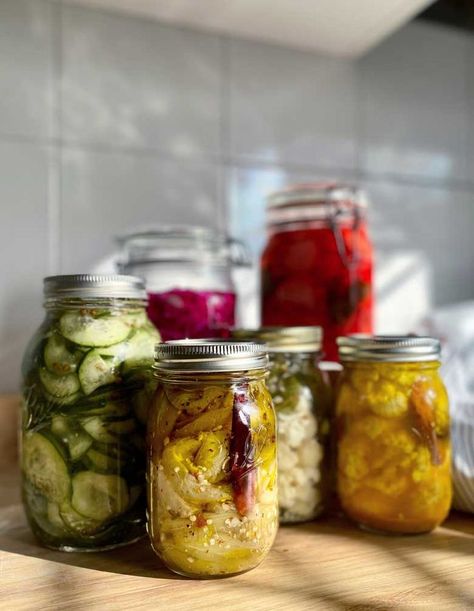 Prácticos encurtidos caseros con diferentes sabores en escabeche y en aceite. Spicy Pickle Recipes, Canning Garden, Chioggia Beets, Pickled Turnips, Pickled Cherries, Pickled Cauliflower, Spicy Pickles, Summer Vegetables, Pickled Radishes