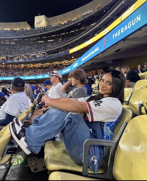 Nfl Game Photo Ideas, Aesthetic Dodgers Outfit, Celebrities At Baseball Games, Baseball Game Poses Instagram, Base Ball Game Outfit Ideas, Football Stadium Picture Ideas, Sports Games Outfits, Dodger Outfits For Women, Dodger Game Picture Ideas