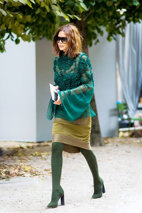 olive green outfit ideas | For more style inspiration visit 40plusstyle.com Maximalist Outfit, Olive Green Outfit, Christine Centenera, Street Style 2017, Colored Tights, Looks Street Style, Tights Outfit, Green Outfit, Looks Chic