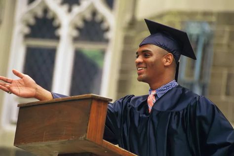 How to Write a Graduation Speech as Valedictorian Valedictory Speech, Research Organization, Admissions Office, Graduation Speech, College Money, College Board, Leadership Qualities, College Admission, Family Plan