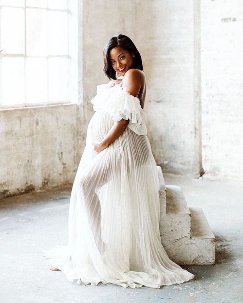 White Off shoulder maternity dress Prego Photoshoot, Off Shoulder Maternity Dress, Studio Maternity Shoot, Maternity Picture Outfits, Pregnant Outfits, Maternity Dresses Photography, Maternity Photography Poses Couple, Maternity Photo Outfits, White Maternity Dresses