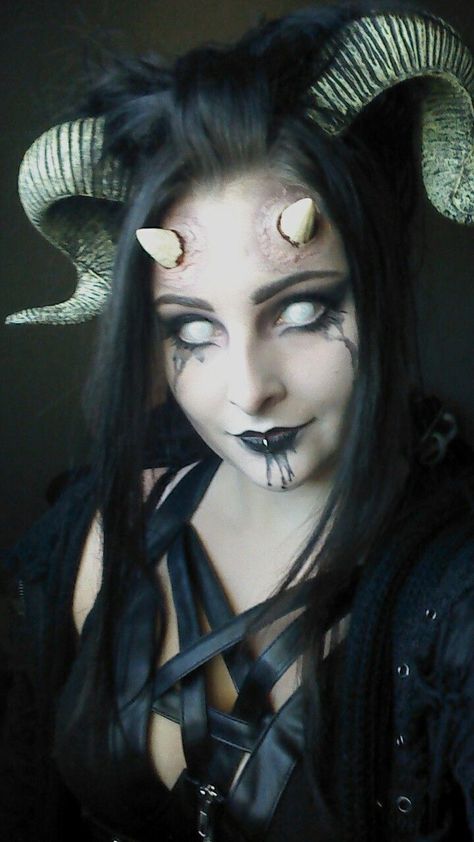 Dark Demon Costume, Halloween Horns Makeup, Glam Demon Makeup, Demon Costume Makeup, Demonic Makeup Female, Demon Costume Ideas, Lilith Halloween Costume, Satyr Makeup, Demon Girl Costume