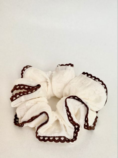 Vintage Scrunchies, Lace Scrunchies, Cool Scrunchies, Holiday Image, White Scrunchie, Scrunchies Diy, Lace Diy, Slouch Socks, Handmade Flowers Fabric