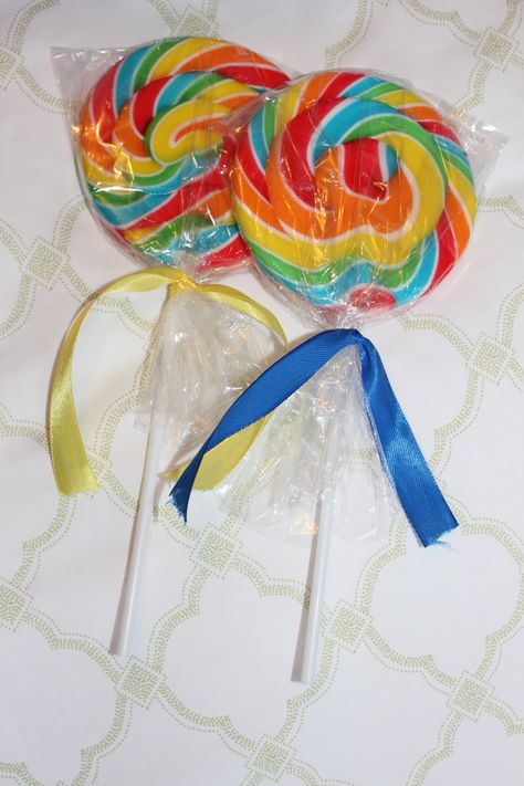 Rainbow Party Invitations. We taped our circle-shaped invite onto jumbo rainbow-swirl lollipops and tied each with a ribbon. Rainbow Party Invitations, Rainbow Lollipops, Swirl Lollipops, Current Obsession, Rainbow Party, Rainbow Swirl, Candy Desserts, Pen Drive, Candy Party