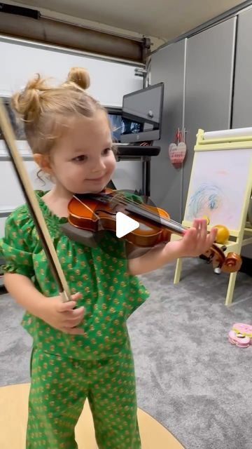 Violin Family, Violin Practice, Multiples Baby, Violin Players, Violin Lessons, Violin Music, Baby Videos, With Mom