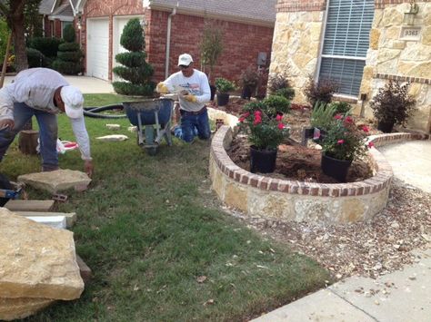 Stone border with brick cap. Flower Bed Edging Stone, Landscaping Edging, Rock Flower Beds, Stone Flower Beds, Garden Ideas Diy Cheap, Front Door Plants, Austin Stone, Flower Bed Borders, Lennar Homes