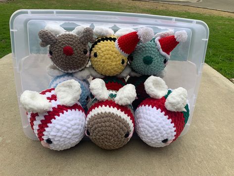 Crochet Christmas Bees, Christmas Bee Crochet, Christmas Themed Crochet, Christmas Crochet Aesthetic, Christmas Crochet Plushies, Hm Christmas, Crochet Christmas Ideas, Antioch California, Crochet Bees