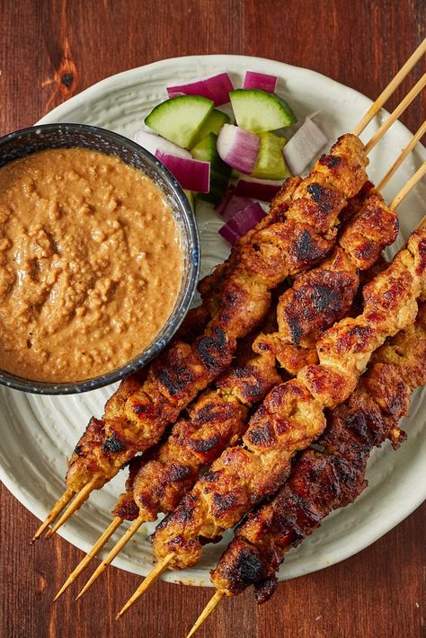 This chicken satay recipe from Mandy Yin is inspired by Malaysia and her home city of Kuala Lumpur. The grilled chicken comes with a delicious peanut sauce. Satay Chicken Recipe, Siomai King, Satay Marinade, Malaysian Chicken, Lemongrass Recipes, Chicken Satay Recipe, Satay Recipe, Satay Chicken, Chicken Kebab Recipe