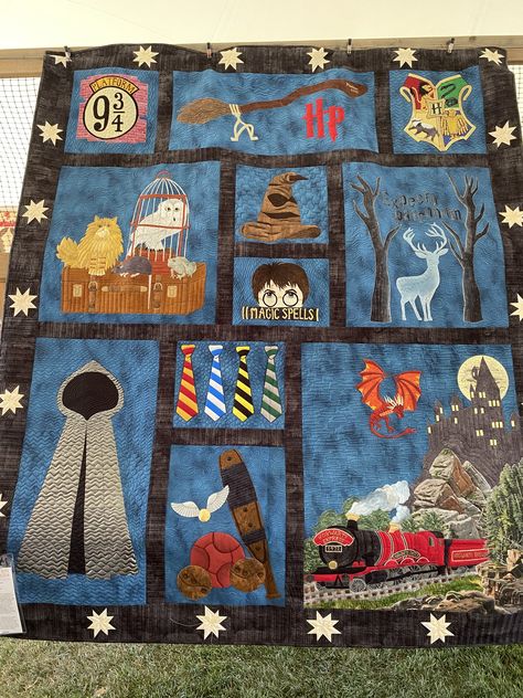 Harry Potter Patchwork Quilt, Harry Potter Quilt Pattern Free, Harry Potter Quilts, Harry Potter Quilt Pattern, Harry Potter Sewing, Geek Quilt, Harry Potter Baby Quilt, Harry Potter Bookshelf, Aplique Quilts