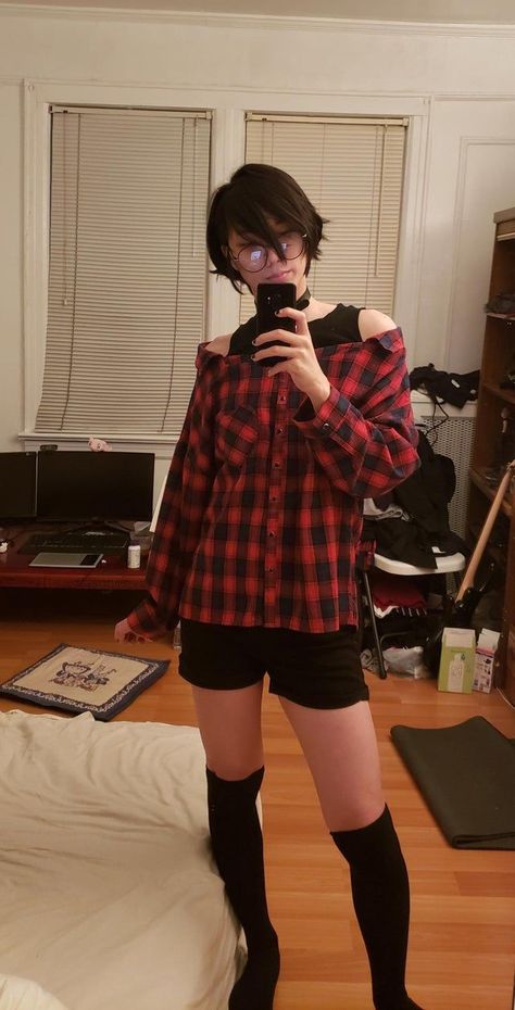 Cute Enby Outfits, Femboy Fashion Men, Transfem Outfits, Femboy Aestethic Outfit, Femboy Outfits Ideas Cute, Fem Boy Fashion, Femboy Icon Aesthetic, Goth Femboy Outfits, Non Binary Outfit Ideas