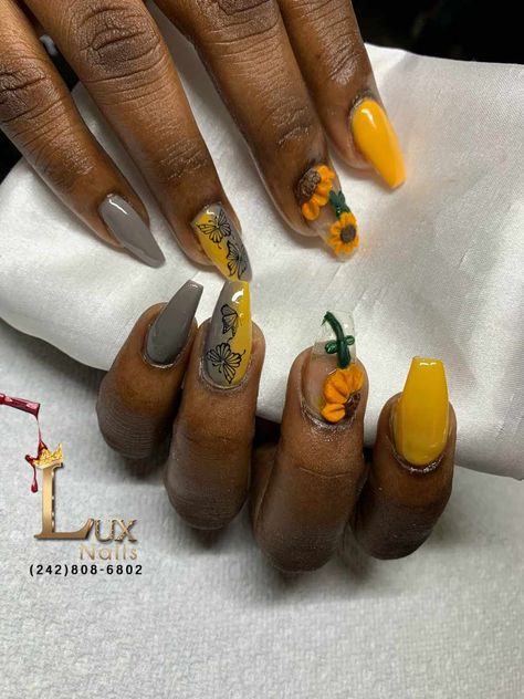 Sun flower nails Sun Design On Nails, Solar Acrylic Nails, Sun On Nails Art Designs, Golden Sun Nails, Yellow Nails With Sun Design, Solar Nails, Sun Solar, Flower Nails, Pretty Acrylic Nails