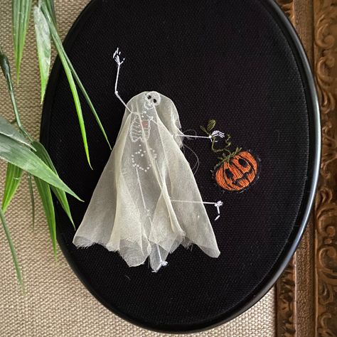 Halloween Embroidery Ideas, Yule Embroidery, Embroidery Halloween, Embroidery Painting, Skeleton Embroidery, Things To Embroider On, Cute Embroidery Ideas, Spooky Embroidery, Unique Embroidery Ideas