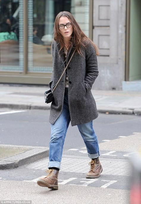 Keira Knightley Style, Kiera Knightly, Look Winter, British Outfits, Keira Knightley, Street Style Winter, Celebrity Fashion, Denim Outfit, Edgy Fashion