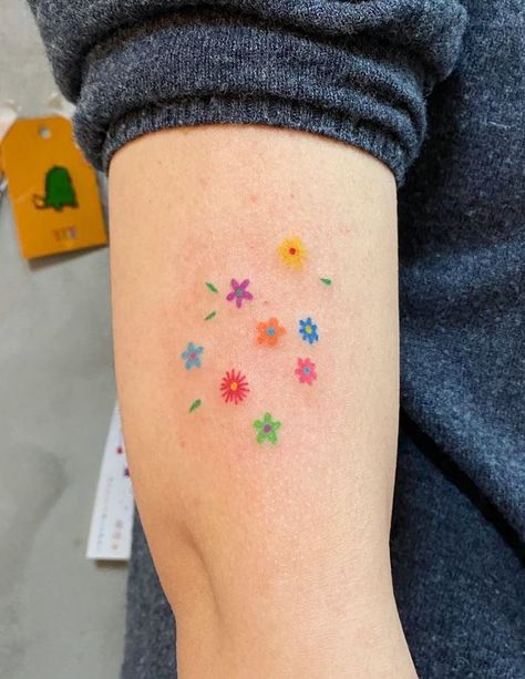 Small Color Tattoo, Small Colorful Tattoos, Tato Minimal, Tato Jari, Colorful Tattoos, Pola Tato, Tattoos Infinity, Handpoke Tattoo, Парные Тату