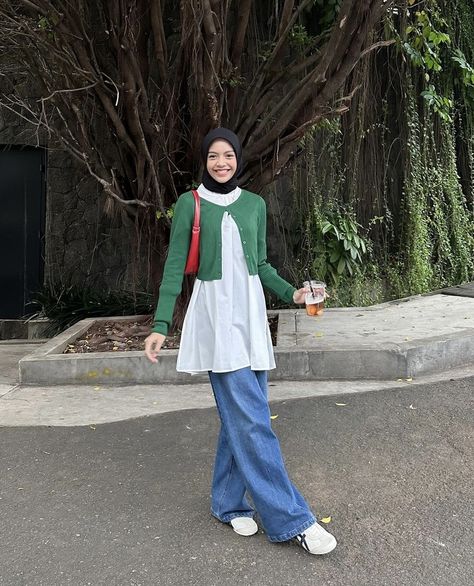 Skirt Outfits Hijab, Mix And Match Outfit, Kulot Jeans, Rekomendasi Outfit, Jean Skirt Outfits, Outfit Hijab, Denim Blouse, Ootd Hijab, Hijab Outfit