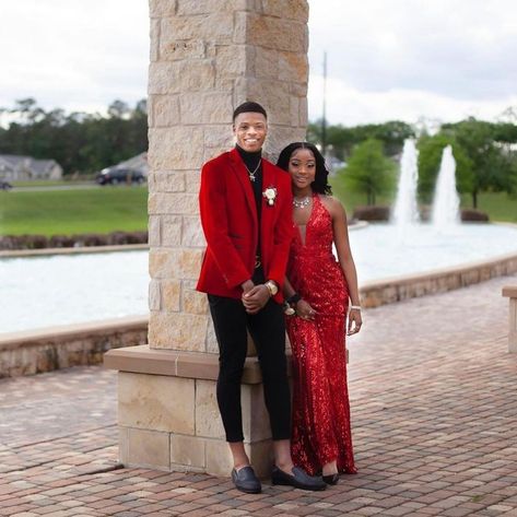 Red Tux Prom, Prom Matching Couples, Prom Matching Couples Outfits, Prom Black Couples, Couple Outfits Engagement, Outfits Engagement Photos, Prom Couples Outfits, Black Couple Outfits, Matching Couples Outfits