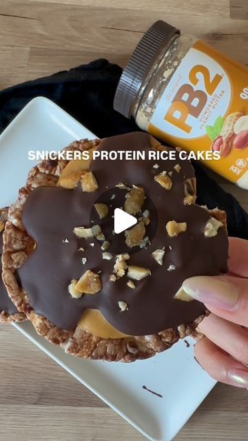 Jessica Webb - Online Coach on Instagram: "SNICKERS PROTEIN RICE CAKES 👀👅🥜🍫

THESE WERE INCREDIBLE!!!! 
172 calories per rice cake and 11g protein 😋

Ingredients-
-4 chocolate rice cakes 
-1 scoop of whey protein 
-50g 0% Greek yogurt 

-2 tsp sweetener 
-2 tbs sugar free syrup 
-Tiny bit of almond milk 
-15g peanuts (choppped) 
-40g dark chocolate melted 
(These ingredients make 4 rice cakes)

Save and let me know if you try 👅

#fitness #fitnessjourney #fitnessmotivation #discover #reels #healthy #food #foodie #healthyrecipe #snackidea #healthyrecipe #healthyfood #snackidea #dessertidea #lowcaloriedessert #homemade #lowcalorie #lowcaloriesnack #lowcaloriedessert #dessert #breakfastinspo #breakfast #snack #whatieatinaday #snickers #chocolate" Snickers Protein, Chocolate Rice Cakes, Protein Rice, Snickers Chocolate, Protein Ingredients, Low Calorie Dessert, Sugar Free Syrup, Low Calorie Snacks, Rice Cakes