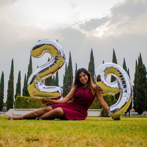 Fotos con globos en jardín Couples Modeling, 30th Bday, Birthday Photo, Birthday Photoshoot, Birthday Photos, Girl Birthday, Photography Poses, Tattoos, Birthday