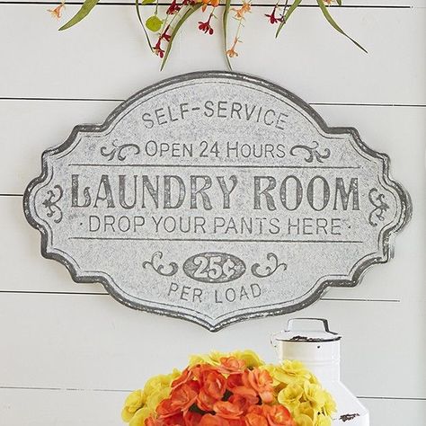 Luxe Laundry, Laundry Room Vintage, Farmhouse Accent Wall, Farm Style Decor, Laundry Room Makeovers, Farmhouse Accessories, Laundry Room Decor Ideas, Self Service Laundry, Diy Laundry Room