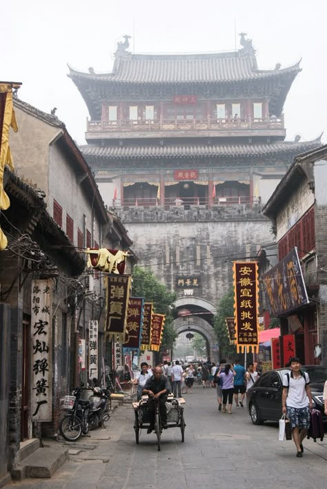 Walking in the streets of the old part of Luoyang is like travelling in the #China that I imagined when I was younger. Asian City, China Architecture, Monte Fuji, Asian Architecture, Luoyang, Nature Wallpapers, Chinese Architecture, China Travel, Bhutan