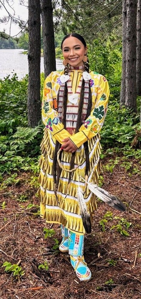 Native American Jingle Dress, Jingle Dress Dancer, Powwow Outfits, American Indian Clothing, Native Clothing, Native American Dance, American Indian Girl, Native American Dress, Powwow Regalia