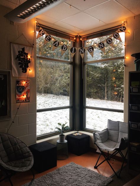 Cozy reading corner for 5th grade! Indie Classroom Decor, Aesthetic Classroom Design, Reading Corner Classroom High School, Cozy English Classroom, Cozy Classroom Reading Corner, Cozy Classroom Library Ideas, Cozy School Office, Reading Corner Classroom Middle School, Classroom Decor Cozy