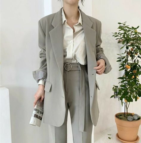 Suit Casual, Women Suits, Women Blazer, Pant Suits, Woman Suit Fashion, Pantsuits For Women, Blazer Set, Classy Work Outfits, Stylish Work Outfits