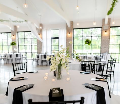 Minimalistic Wedding Decor Round Table, Black Tablecloth With White Napkins, Black And White Wedding Table Settings Centerpieces, Round Table Centerpieces Wedding Black And White, Simple Black And White Table Decor, Centerpiece Round Table, Reception Table Layout, Round Table Settings, Roses Centerpiece