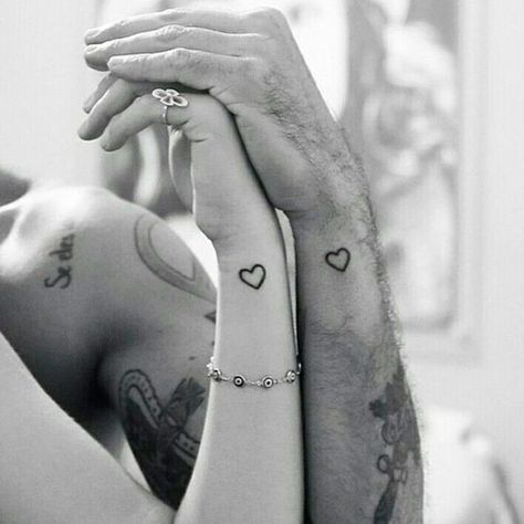 Idée de tatouage à faire en couple : les coeurs #tatouage #tatoo #couple #love #amour #saintvalentin Simple Couples Tattoos, Partner Tattoos, Cute Couple Tattoos, Couple Heart, Small Heart Tattoos, Couple Tattoos Unique, Tato Henna, Libra Tattoo, Relationship Tattoos