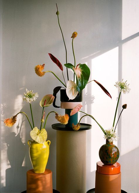 In the floral artist Matagalan's feed, artfully balanced ceramic totems and ikebana-inspired botanicals make for an enviably satisfying scroll. Deco Retro, Vase Arrangements, Arte Floral, Ikebana, Design Floral, Plant Life, Still Life Photography, Pretty Flowers, Flower Vases