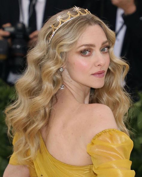 Amanda Seyfried Met Gala Hair And Makeup Met Gala Hair, Amanda Seyfried Hair, Gala Hair, Letters To Juliet, Tiara Hairstyles, Wedding Makeup Looks, Princess Hairstyles, Wedding Hair Down, Dear John