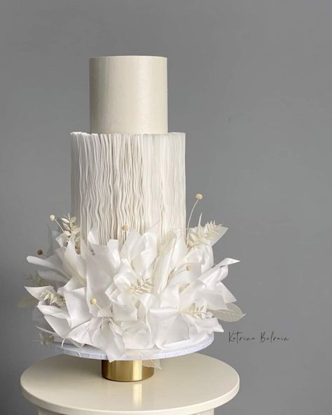 Beautiful Bakery, Engagement Party Cake, Fancy Wedding Cakes, Wedding Cake Pearls, Cakes Design, Couple Celebrating, Bee Cakes, Bridal Expo, Wedding Cake Photos