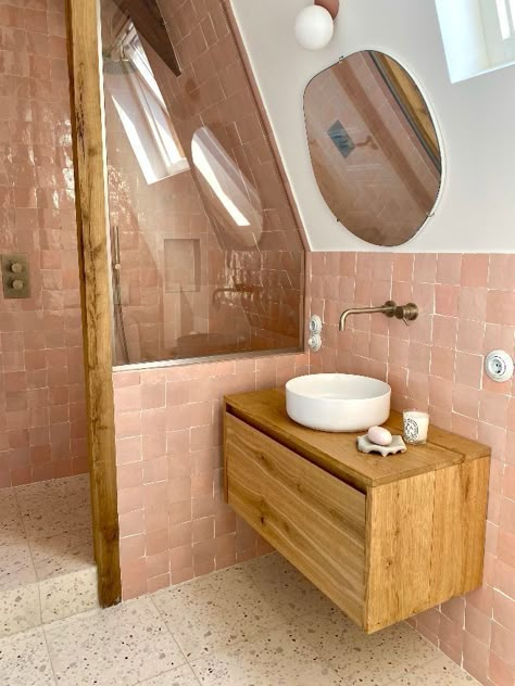 Pink Terracotta Bathroom, Terra Cotta Bathroom Ideas, Peach Tile Bathroom, Pink Wallpaper Bathroom, Terracotta Bathroom, Pink Tile Bathroom, Bathroom Wallpaper Ideas, Peach Bathroom, Gorgeous Bathroom