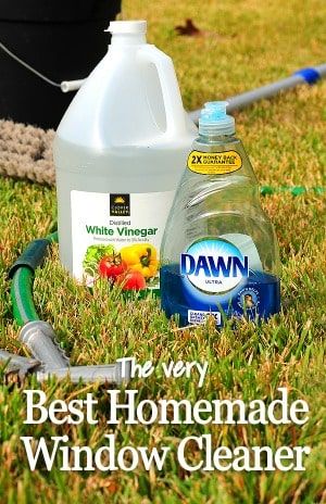 Homemade Window Cleaner, Clean Outdoor Windows, Best Window Cleaner, Window Cleaning Tips, Window Cleaner Homemade, Washing Windows, Homemade Cleaning Products, Window Cleaning, Household Cleaning Tips