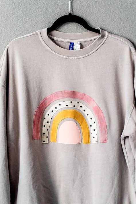 DIY Upcycled Applique Sweatshirt Diy Painted Sweatshirt, Applique On Sweatshirt, Applique Tshirt Ideas, Sweatshirt Applique Ideas, Visible Mending Sweatshirt, Applique Shirts For Women, Spring Patchwork Sweatshirt, Diy Applique Sweatshirt, Diy Applique Shirts