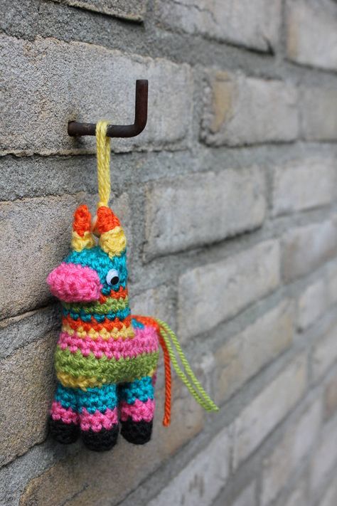 Crochet Pinata Free Pattern, Crochet Pinata, Mexican Crochet Pattern, Mexican Crochet Ideas, Crochet Mexican, Mexican Crochet, Keychain Amigurumi, Mexican Doll, Crochet Keychain Pattern